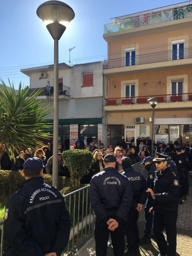 Kόσμος έχει συγκεντρωθεί έξω από τα δικαστήρια στο Μεσολόγγι και φωνάζει «Πού είναι ο Μπάμπης» -agrinionews.gr
