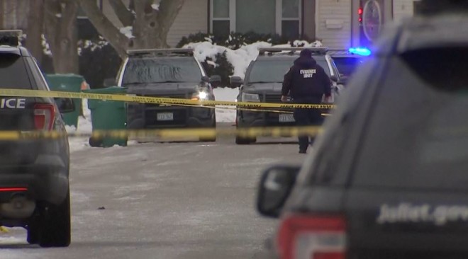Σικάγο: Aστυνομικές δυνάμεις στα σπίτια όπου έγινε το μακελειό/ ΑΡ VIDEO screenshot