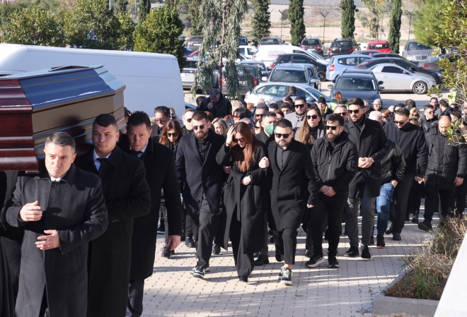 Πλήθος κόσμου στην κηδεία του Χάρη Κωστόπουλου