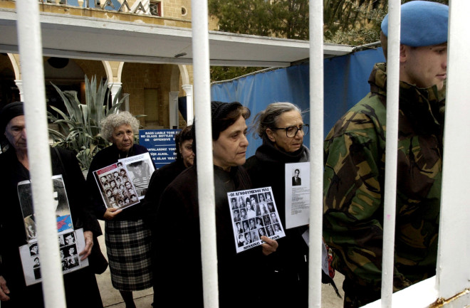 Η Χαρίτα Μάντολες μαζί με άλλες γυναίκες πήγαινε στα οδοφράγματα κρατώντας φωτογραφίες των αγνοουμένων και ζητούσαν να μάθουν την τύχη τους - AP