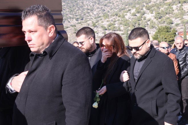 Κηδεία Κωστόπουλου: Βούρκωσαν όλοι με τον επικήδειο του γιου του