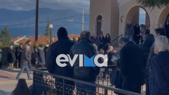 Η μητέρα του 43χρονου έφτασε στην κηδεία του υποβασταζόμενη - evima.gr