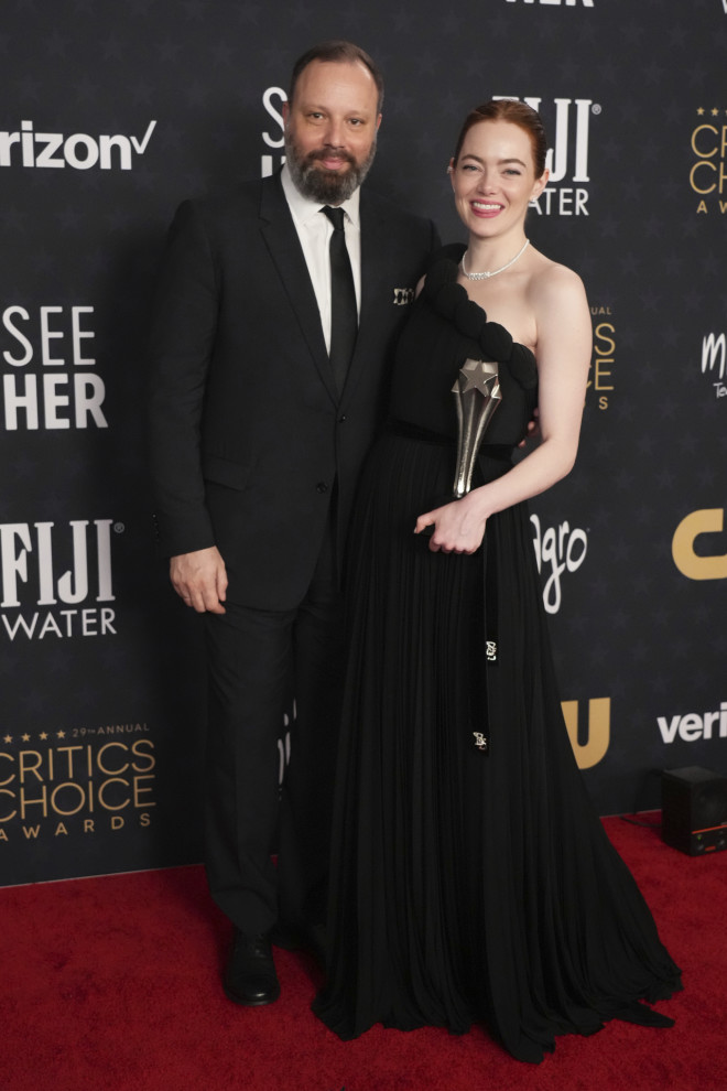 Γιώργος Λάνθιμος & Έμμα Στόουν στα Critics Choice Awards 2024. Η Στόουν κατέκτησε το βραβείο Καλύτερης Ηθοποιού για το Poor Things - Φωτογραφία AP Images