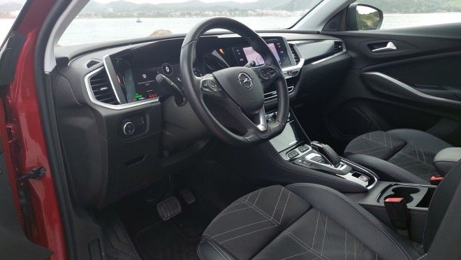 Το εσωτερικό του Opel Grandland Hybrid με τους 224 ίππους