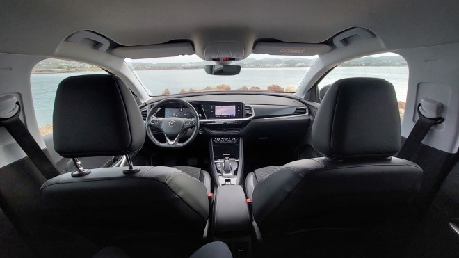 Οι χώροι επιβατών του Opel Grandland Hybrid 