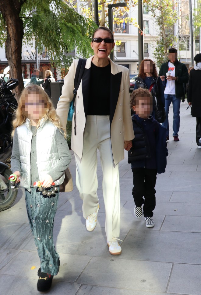 Βίκυ Καγιά: Για ψώνια στο κέντρο της Αθήνας μαζί με τα παιδιά της, Κάρολο και Μπιάνκα - Φωτογραφία NDP