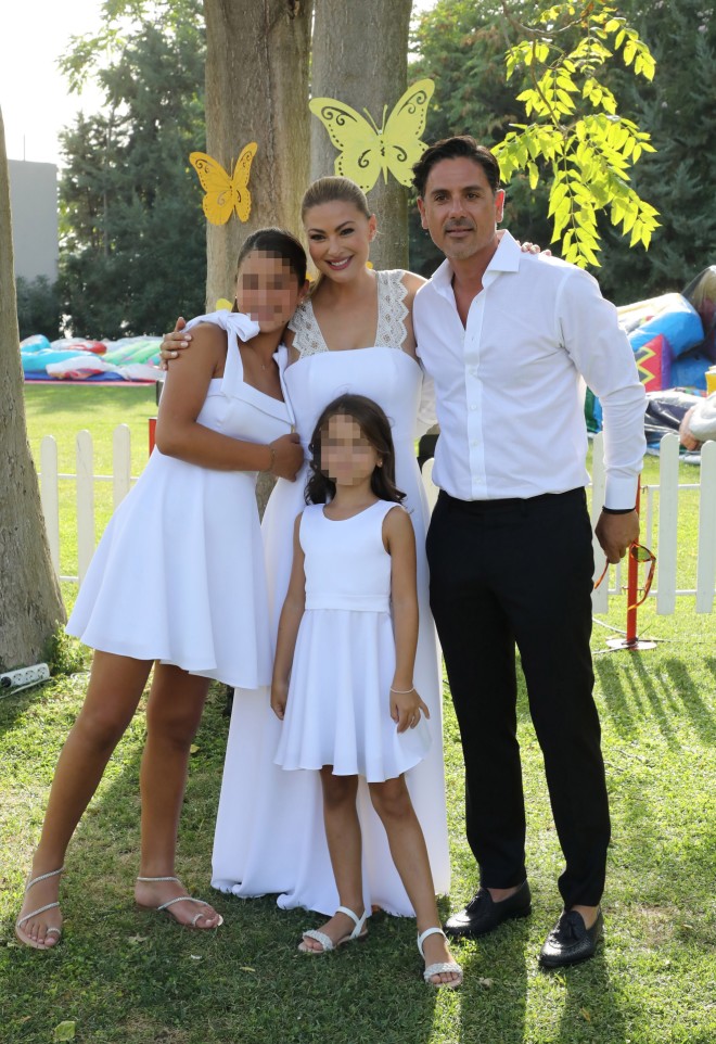 Δέσποινα Καμπούρη και Βαγγέλης Ταρασιάδης με τις κόρες τους, Έλενα και Χριστίνα/ NDP Νίκος Δρούκας