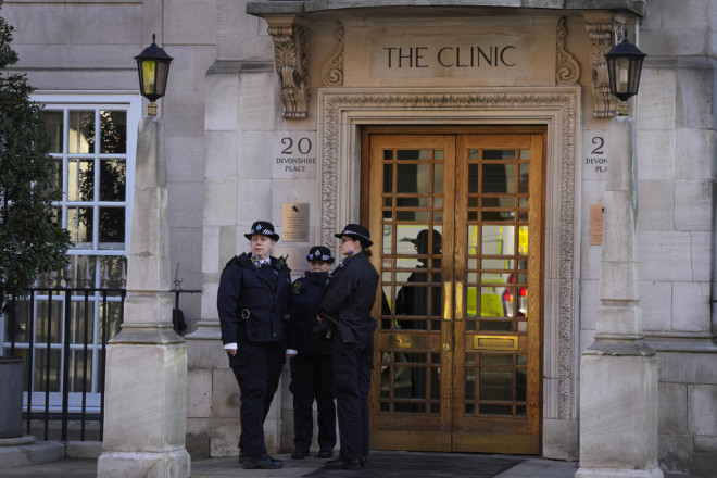 Αστυνομικοί στέκονται έξω από την είσοδο της Κλινικής του Λονδίνου όπου νοσηλεύεται ο Βασιλιάς Κάρολος 