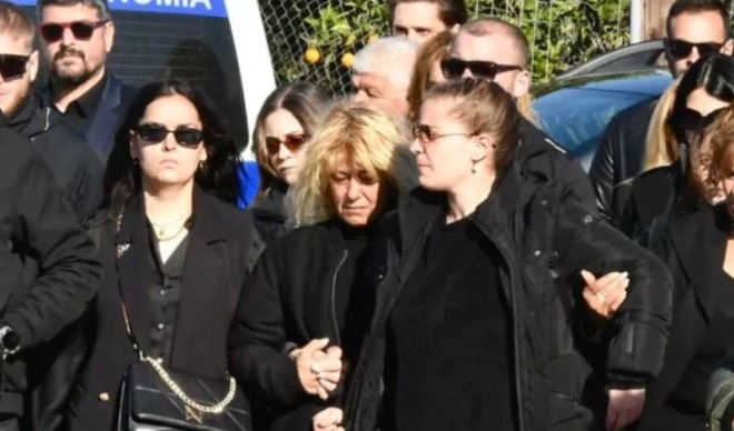 Μεσολόγγι: Υποβασταζόμενη η μητέρα του Μπάμπη Κούτσικου στην κηδεία