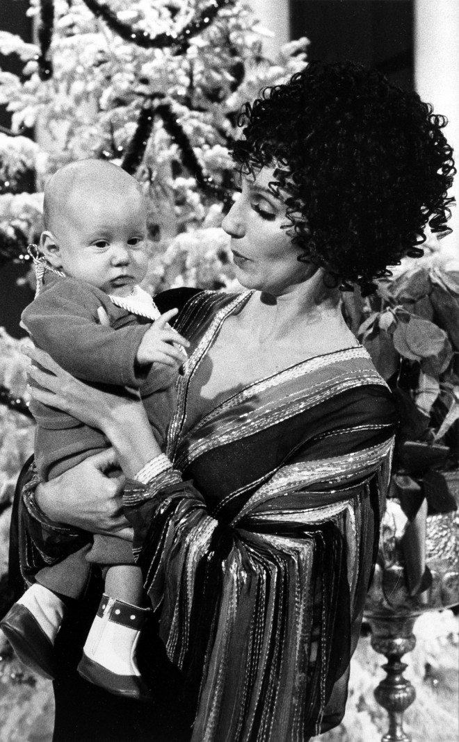 Ο  Ελάιτζα σε ηλικία 4 μηνών στην αγκαλιά της μαμάς του, 9/11/1976- AP 