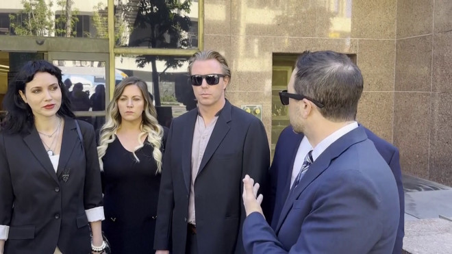 Ο γιος της Σερ με τη σύζυγό του και τους δικηγόρους σήμερα έξω από το Ανώτατο δικαστήριο του Λος Άντζελες/ ΑΡ