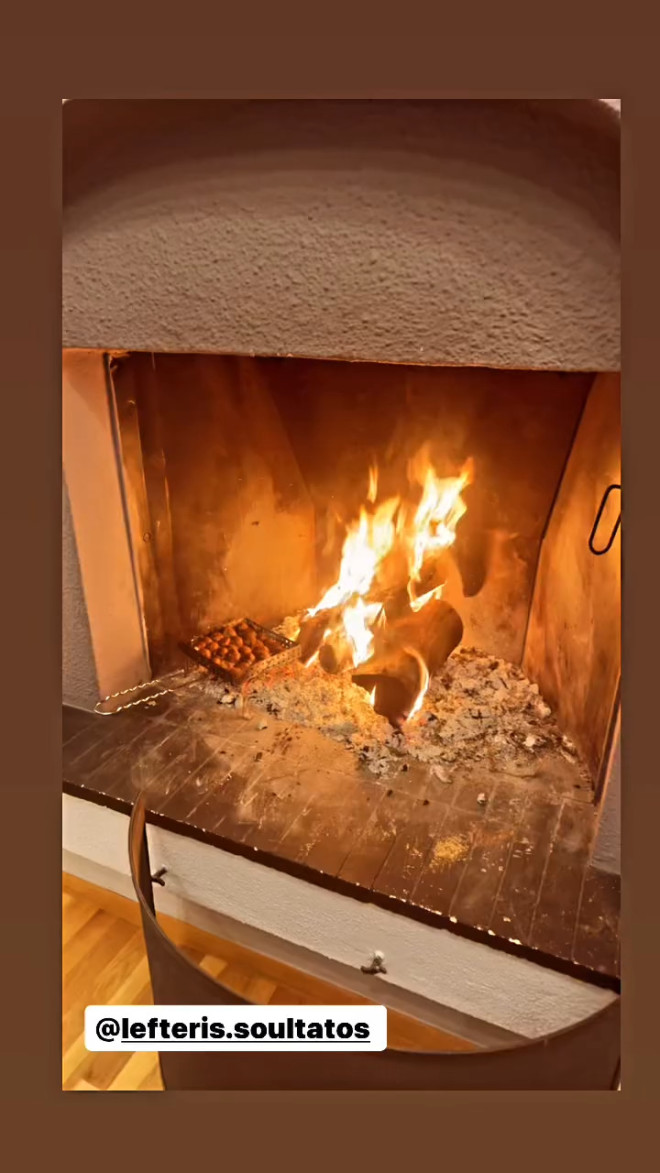 Βάσω Λασκαράκη: Άναψε το τζάκι και έψησε κάστανα!