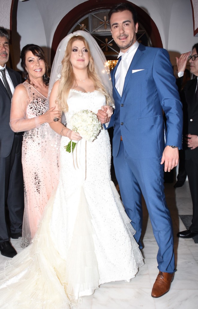 Η Άντζελα Δημητρίου με την κόρη της Όλγα Κιουρτσάκη και τον γαμπρό της Φώτη Λώση στον γάμο τους το 2017