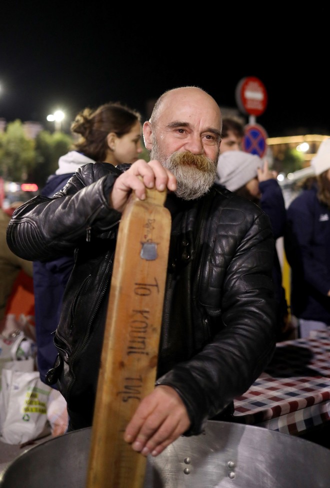 Πρώην εθελοντής της κοινωνικής κουζίνας «Ο Άλλος Άνθρωπος» κατήγγειλε ότι ο Κωνσταντίνος Πολυχρονόπουλος καρπωνότας αρκετές από τις δωρεές του κόσμου σε φαγητό και χρήματα - NDPPhoto