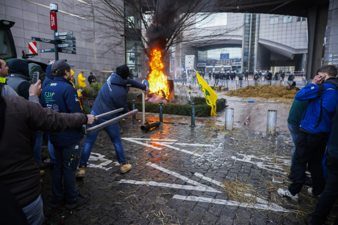 Οι διαδηλωτές πέταξαν αυγά και πέτρες στο Ευρωκοινοβούλιο - AP