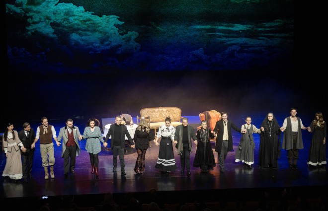 Οι συντελεστές της παράστασης «Το μυστικό της Κοντέσσας Βαλέραινας» στην επίσημη πρεμιέρα της παράστασης/ NDP Ανδρέας Νικολαρέας