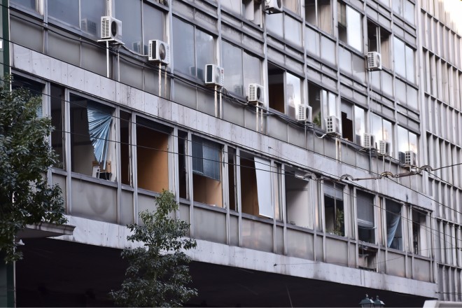Από την έκρηξη προκλήθηκαν υλικές ζημιές έως τον έκτο όροφο του υπουργείου Εργασίας - Intimenews