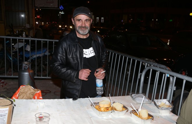 Πρώην εθελόντρια κατήγγειλε πως ο Κωνσταντίνος Πολυχρονόπουλος έβγαζε κάρτες τραπέζης σε άστεγους και τοξικομανείς