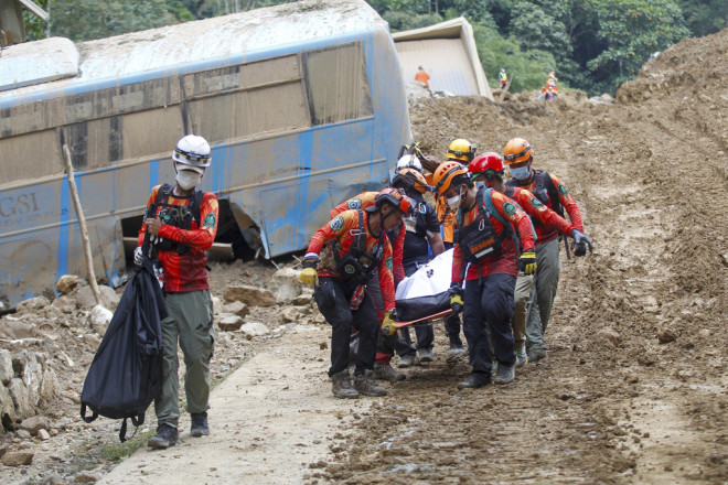 Φιλιππίνες: Συνεργεία διάσωσης ανασύρουν συνεχώς πτώματα μετά την κατολίσθηση   