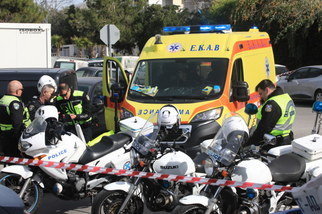 Ασθενοφόρα και ισχυρές δυνάμεις έξω από τη ναυτιλιακή εταιρία στη Γλυφάδα όπου πρώην εργαζόμενος εισέβαλε και πυροβόλησε τρεις ανθρώπους/ Eurokinissi Παναγόπουλος Γιάννης