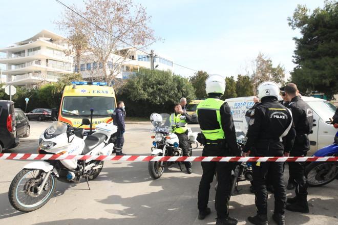 Ασθενοφόρα και ισχυρές δυνάμεις έξω από τη ναυτιλιακή εταιρία στη Γλυφάδα όπου πρώην εργαζόμενος εισέβαλε και πυροβόλησε τρεις ανθρώπους/ Eurokinissi Παναγόπουλος Γιάννης