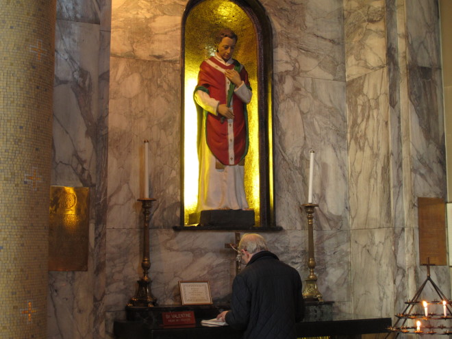 Ο Αγίος Βαλεντίνος στην εκκλησία Carmelite στο Δουβλίνο. Αν και δεν ήταν Ιρλανδός, τα λείψανα του μάρτυρα του τρίτου αιώνα είναι θαμμένα εδώ/  (AP Photo/Helen O'Neill)