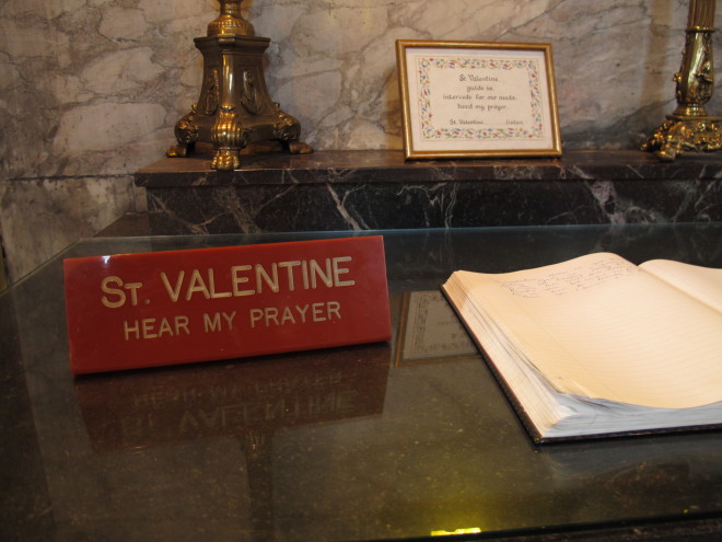 Οι επισκέπτες στην εκκλησία Carmelite στο Δουβλίνο καλούνται να γράψουν στον Άγιο Βαλεντίνο την επιθυμία τους, ζητώντας βοήθεια στην εύρεση αγάπης και γάμου/ ΑΡ