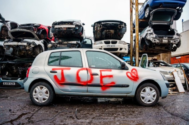 H εταιρία που δίνει τη δυναότητα να γραφτεί το όνομα του πρώην σου σε όχημα για απόσυρση πριν καταστραφεί/  φωτογραφία από Scrap Car Comparison