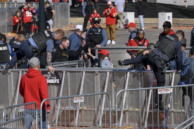 Η αστυνομία έχει συλλάβει τρία άτομα για την αιματηρή επίθεση στην παρέλαση για την κατάκτηση του Super Bowl στο Κάνσας - AP
