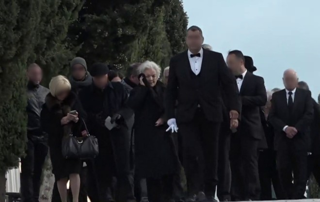 Η Δέσποινα Καρνέση στην κηδεία της Μαρίας Καρνέση και του συζύγου της