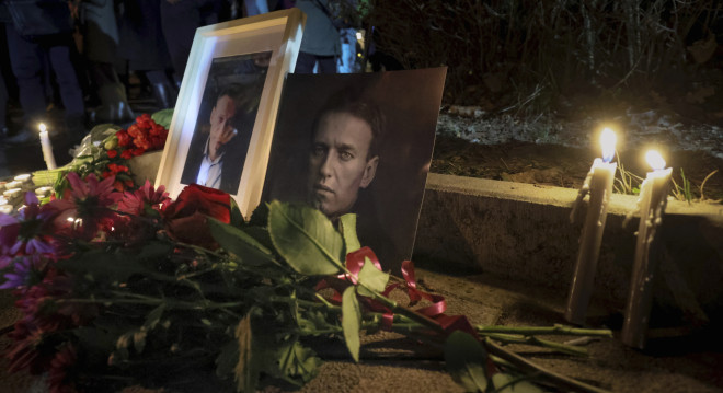 Φωτογραφίες του Ναβάλνι, κεριά και λουλούδια έξω από τη ρωσική πρεσβεία στη Σόφια της Βουλγαρίας/ AP Photo/Valentina Petrova