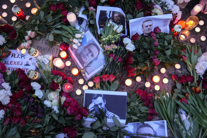 Φωτογραφίες του Ναβάλνι, κεριά και λουλούδια έξω από τη ρωσική πρεσβεία του Βερολίνου/ AP Photo/Ebrahim Noroozi