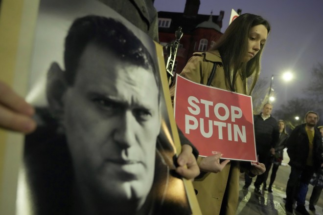 Διαδήλωση για τον θάνατο Ναβάλνι έξω από τη ρωσική πρεσβεία στο Λονδίνο/ AP Photo/Kin Cheung