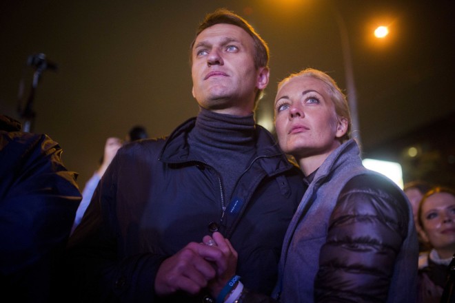 Ο Αλεξέι Ναβάλνι και η σύζυγός του Γιούλια, τον Σεπτέμβριο του 2013/ (AP Photo/Evgeny Feldman, File)