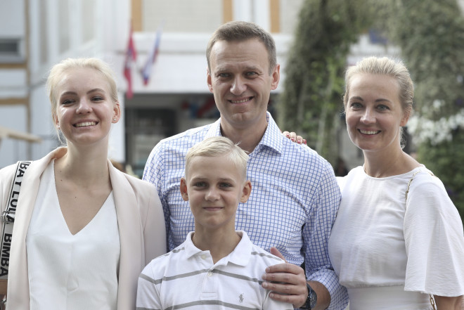 Ο Αλεξέι Ναβάλνι με τη σύζυγό του και τα δύο τους παιδιά, Daria και Zakhar, τον Σεπτέμβριο του 2019/ AP Photo/Andrew Lubimov, File