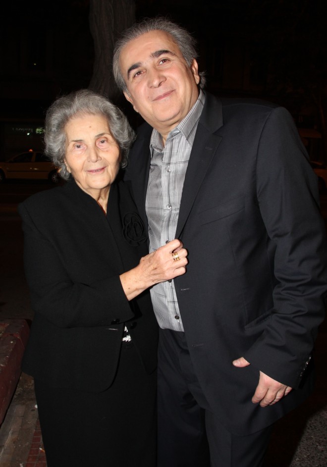 Ο Λάκης Λαζόπουλος με τη μητέρα του, Ριρίκα το 2013 