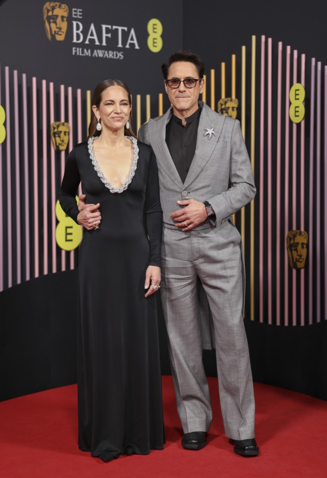 Ο Ρόμπερτ Ντάουνι Τζούνιορ με τη σύζυγό του Σούζαν στο κόκκινο χαλί των BAFTA