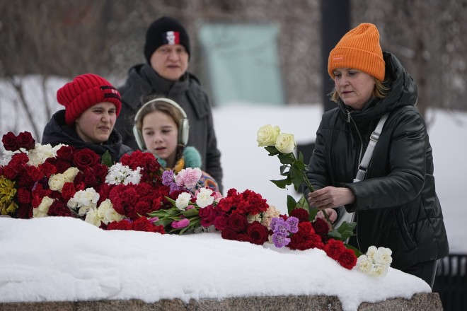 Αλεξέι Ναβάλνι: Πολίτες τίμησαν τη μνήμη του αφήνοντας λουλούδια