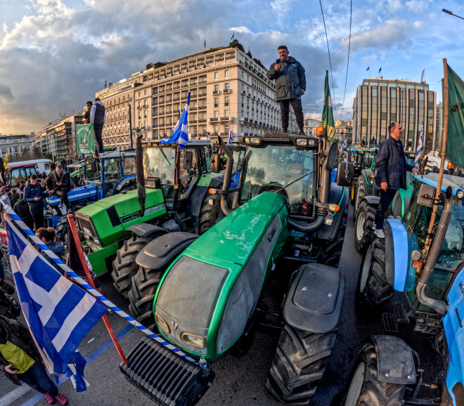 Οι αγρότες έφτασαν στην Αθήνα με τα τρακτέρ τους συντεταγμένα - Eurokinissi