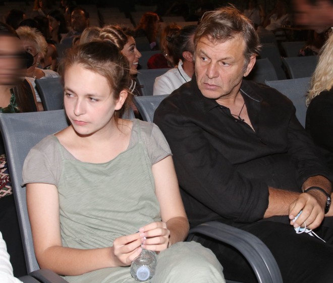 Ο Απόστολος Γκλέτσος με την όμορφη κόρη του Βαλίσια στο θέατρο /Φωτογραφία NDP Photo Agency