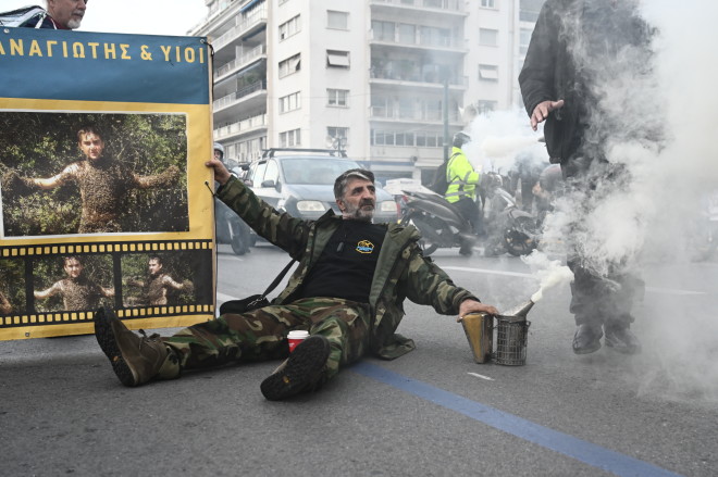 Οι μελισσοκόμοι με καπνιστήρια στα χέρια διαμαρτύρονται στο Σύνταγμα για τις ελληνοποιήσεις και το κόστος παραγωγής - Eurokinissi