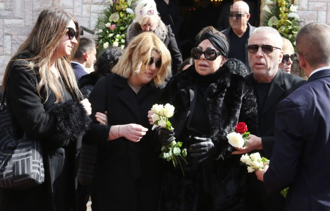 Ενωμένες Άντζελα Δημητρίου και Όλγα Κιουρτσάκη στην κηδεία της γιαγιάς Ελένης/ NDP