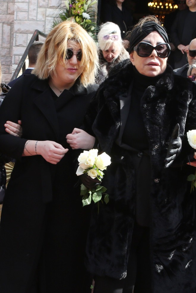 Άντζελα Δημητρίου: Χέρι- χέρι με την Όλγα στην κηδεία της μητέρας της/ NDP