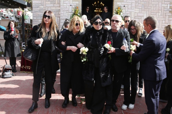 Συντετριμμένες ήταν στην κηδεία της μητέρας της Άντζελας Δημητρίου, η ίδια και η κόρη της Όλγα /NDP