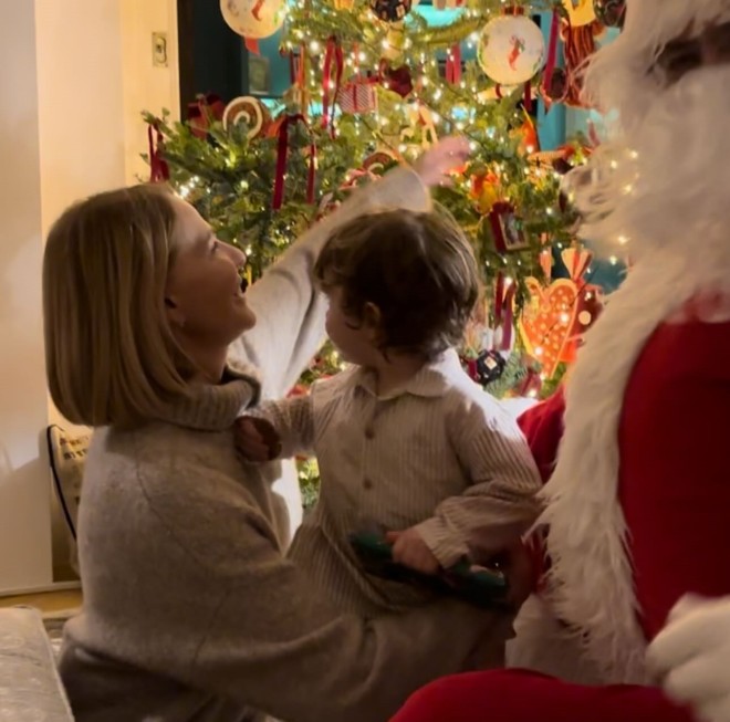 Τα Χριστούγεννα ήταν πιο ευτυχισμένα για την Τζένη Μπαλατσινού, κρατώντας αγκαλιά τον γιο της 