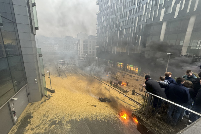 Αγρότες έριξαν σανό στους αστυνομικούς στις Βρυξέλλες