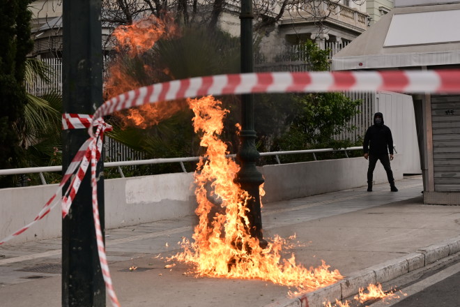 Επεισόδια στο κέντρο της Αθήνας μετά την πορεία για την επέτειο των Τεμπών.  