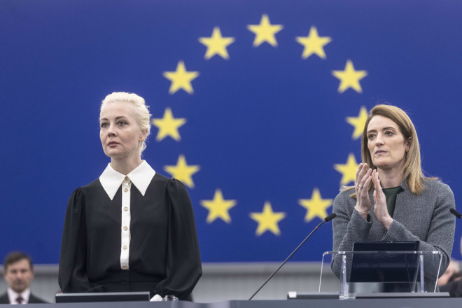 Η ομιλία της χήρας Ναβάλνι στην Ευρωβουλή με την πρόεδρο Ρομπέρτα Μέτσολα να τη χειροκροτεί 