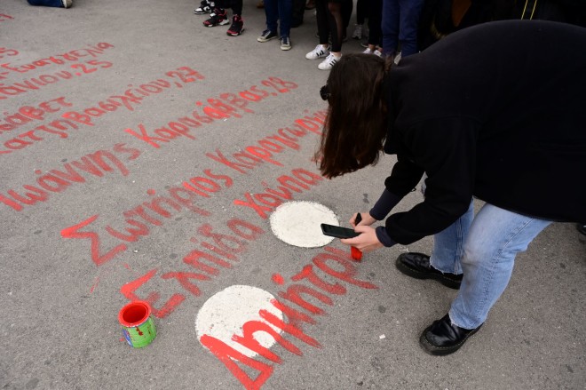 Τα ονόματα των θυμάτων στο δυστύχημα των Τεμπων έγραψαν διαδηλωτές μπροστά στον Άγνωστο Στρατιώτη 