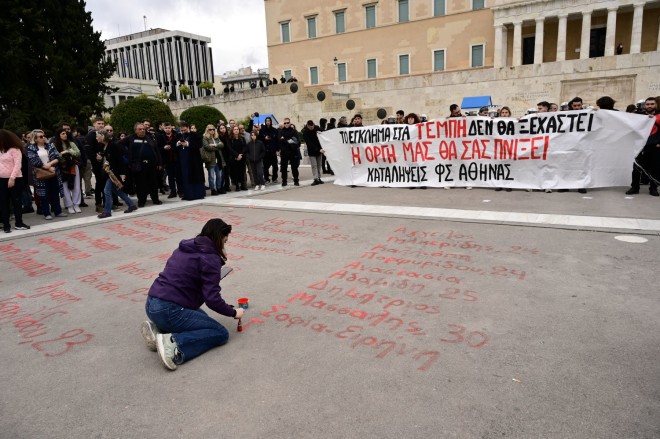 Τα ονόματα των θυμάτων στο δυστύχημα των Τεμπων έγραψαν διαδηλωτές μπροστά στον Άγνωστο Στρατιώτη 
